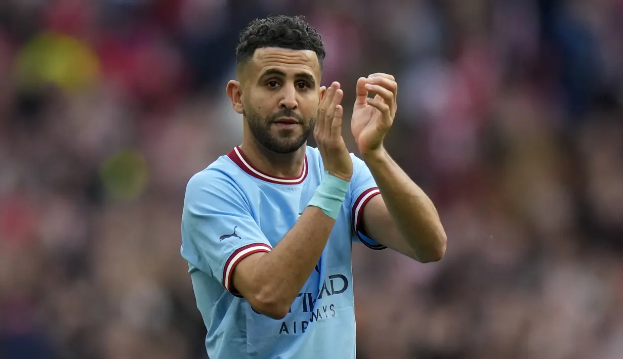 Pemain Manchester City, Riyad Mahrez memberikan tepuk tangan setelah laga semifinal Piala FA 2022/2023 melawan Sheffiled United di Stadion Wembley, London, Minggu (23/04/2023) WIB. The Cityzens sukses meraih kemenangan melalui hattrick Mahrez. (AP Photo/David Cliff)