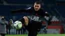 PSG bisa dibilang memiliki kekuatan penyerang paling menakutkan di dunia. Namun, gelandang tengah mungil mereka Marco Verratti yang mungkin menjadi bagian terpenting dari taktik mereka. Ia merupakan pengumpan, pembawa bola, dan mesin press yang luar biasa. (AFP/Thomas Samson)