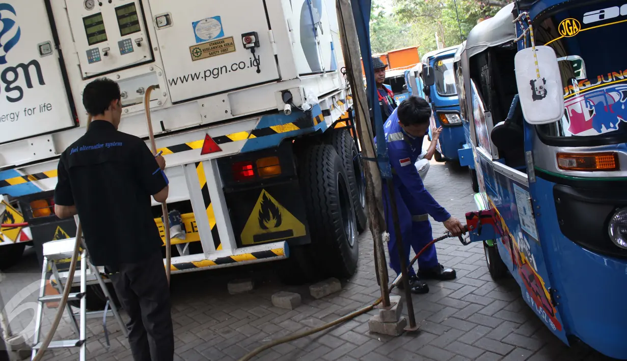 Petugas mengisi bahan bakar gas di Stasiun Pengisian Bahan Bakar Gas (SPBG) PGN di Jakarta Pusat, Sabtu (15/8/2015). Dalam rangka HUT RI Ke-70, PGN menggratiskan biaya tarif bajaj BBG bagi masyarakat. (Liputan6.com/Gempur M Surya)