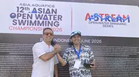 Executive Director Asia Aquatics Farid Fattahian (kanan) saat memberikan medali kepada Ketua Harian PB Akuatik Indonesia Harlin E. Rahardjo saat 12th Asian Open Water Swimming Championship 2026 di Pantai Jimbaran pada Minggu (14/6/2026). (Bola.com/Alit Binawan)