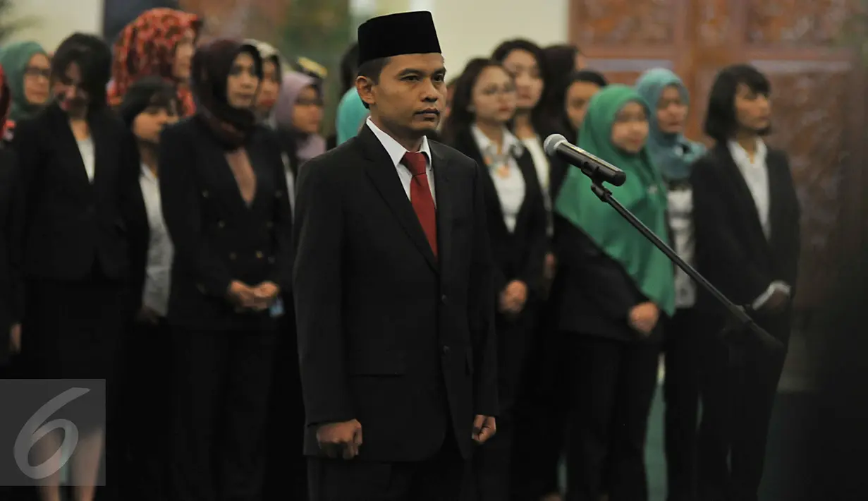 Sekjen MPR yang baru Ma'ruf Cahyono saat pelantikan dirinya di Senayan, Jakarta, Rabu (3/2/2016). Ma'ruf Cahyono mengantikan Edi Siregar yang memasuki masa pensiun sejak Desember 2015. (Liputan6.com/Johan Tallo)
