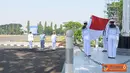 Citizen6, Surabaya: Pengibaran bendera Peringatan HUT TNI AL ke-67 di lapangan Laut Maluku, Kesatrian Bumimoro Kobangdikal, Senin (10/9). (Pengirim: Penkobangdikal).