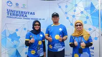 Ki-ka: Manager Bank BTN KC. Ciputat, Shesharina Ayu Wulandini, Rektor Universitas Terbuka, Ojat Darojat, Dekan Fakultas Sains dan Teknologi UT yang juga Ketua Disporseni Nasional UT 2023 di acara Opening Ceremony Lomba Basket Tingkat SMA/SMK/Sederajat, Senin (14/8).
