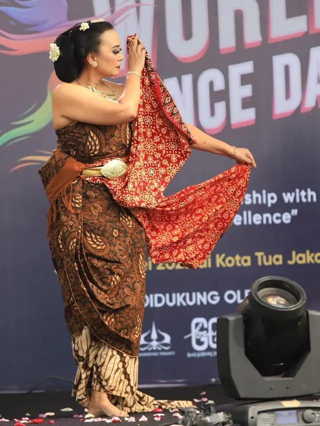 Ira Wibowo menari tarian Jawa (Instagram/irawbw)