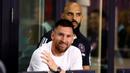 Ekspresi pemain Inter Miami, Lionel Messi (tengah), saat menyaksikan timnya melawan Charlotte FC pada lanjutan kompetisi Major League Soccer 2023/2024 yang berlangsung di DRV PNK Stadium, Kamis (19/10/2023). Tanpa Messi, pertandingan Inter Miami melawan Charlotte berakhir imbang 2-2. (AFP/Getty Images/Megan Briggs)