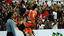 Pevoli putra Surabaya Samator, I Putu Randu W memeluk rekan setimnya usai membekuk Jakarta Pertamina Energi 3-2 di Pertamina Proliga 2015, GOR Dome Balikpapan, (8/2/2015). (Liputan6/com/Helmi Fithriansyah)