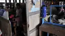 Seorang warga memandikan anaknya di kamar mandi buatan yang berada di permukiman kolong tol kawasan Tanjung Priok, Jakarta, Rabu (16/1).  (Merdeka.com/Iqbal S Nugroho)