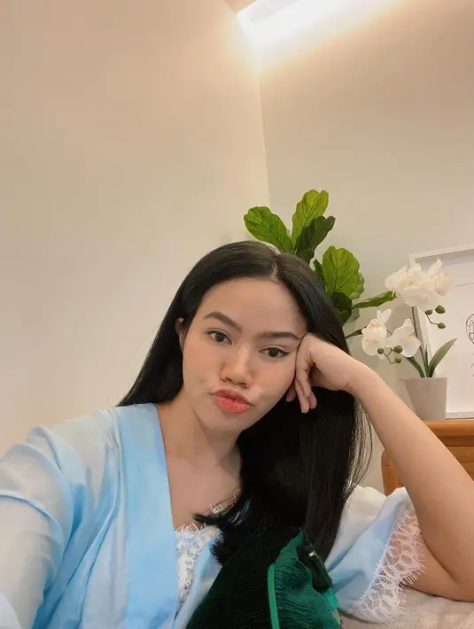 Yura menceritakan kalau keluarga besarnya sangat menyukai musik, untuk itu saat lebaran mereka berpesta melepas rindu karena lama tak berjumpa. Namun kali ini mereka hanya bisa bertemu secara virtual. (Instagram/yurayunita)