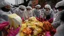 Umat ​​Buddha membuat kimchi, makanan pokok Korea, di Kuil Jogye, Seoul, Korea Selatan, Rabu (29/11/2023). Mereka akan menyumbangkan sekitar 3.000 paket kimchi kepada tetangga yang membutuhkan sebagai persiapan menghadapi musim dingin. (AP Photo/Lee Jin-man)