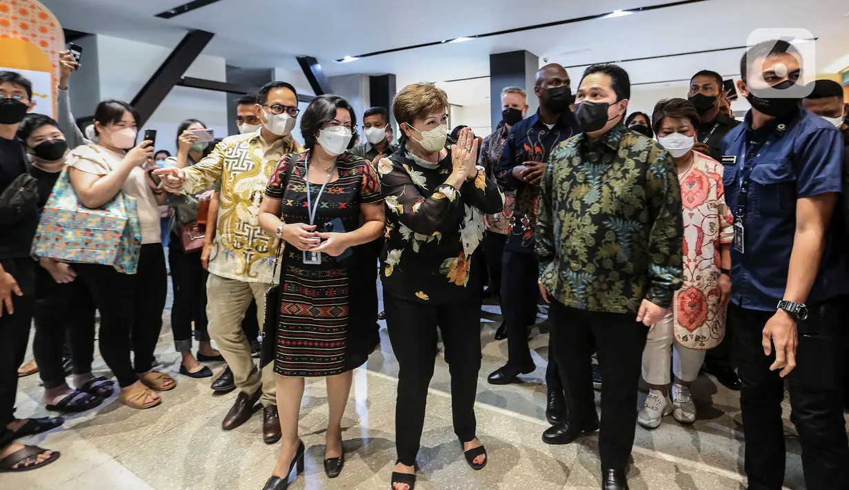 Direktur Pelaksana Dana Moneter Internasional (IMF) Kristalina Georgieva yang didampingi Menteri BUMN Erick Thohir menyapa pengunjung Gedung Sarinah, Jakarta, Minggu (17/7/2022). (Liputan6.com/Johan Tallo)