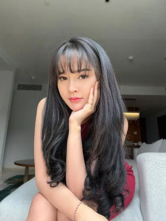 Pesonanya dengan  makeup natural sukses mencuri atensi. Banyak netizen yang menyebutnya terlihat jauh lebih cantik dan manis.