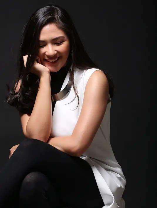 Bisa berbincang santai dengan tamu undangan yang hadir dan berharap para tamu yang hadir bisa merasakan kebahagiaan seperti apa yang dirasakan. (Bambang E Ros/Bintang.com)