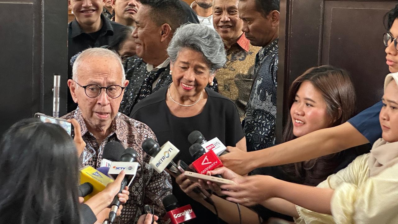 Momen Ayah dan Ibu Nadiem Makarim Hadiri Sidang Praperadilan, Ungkapkan Isi Hati