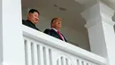 Pemimpin Korea Utara Kim Jong-un (kiri) dan Presiden AS Donald Trump melihat keluar dari balkon Hotel Capella di Pulau Sentosa, Singapura, Selasa (12/6). Sebelumnya, Trump dan Kim melakukan pembicaraan empat mata selama 35 menit. (AP Photo/Evan Vucci)