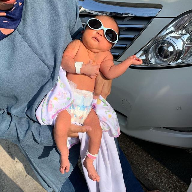 6 Gaya Bayi Seleb saat Berjemur, Lucu dan Menggemaskan