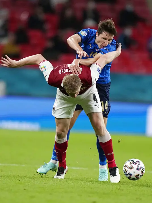 Pemain Italia Federico Chiesa (kanan) berebut bola dengan pemain Austria Martin Hinteregger pada pertandingan babak 16 besar Euro 2020 di Stadion Wembley, London, Inggris, Sabtu (26/6/2021). Italia menang 2-1. (AP Photo/Frank Augstein, Pool)