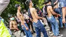 Sejumlah remaja diamankan aparat kepolisian saat berkumpul di Kawasan Palmerah, Jakarta, Kamis (8/10/2020). Dari hasil pemeriksaan, mereka turun ke jalan karena mendapatkan undangan dari media sosial untuk melaksanakan aksi unjuk rasa di sekitar DPR. (Liputan6.com/Faizal Fanani)