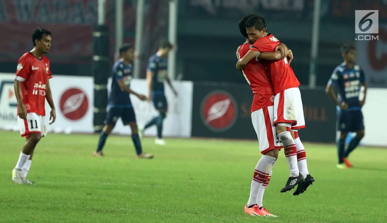 Bek Persija, Ismed Sofyan dipeluk Willian Pachecho usai memenangi laga melawan Arema FC dilanjutan Liga 1 Indonesia di Stadion Patriot Candrabhaga, Bekasi, Jumat (2/6). Persija unggul 2-0 atas Arema FC. (Liputan6.com/Helmi Fithriansyah)