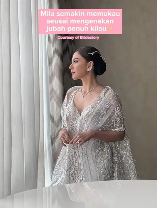 Ditambah detail makeup cantik oleh Eva Lovira, membuat Jessica Mila tampil bak peri dengan headpiece dari desainer Rinaldy Yunardi dan perhiasan dari Mondial. Foto: Instagram/Bridestory.