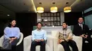 Rio Haryanto (kedua kiri) bersama Sandiaga Uno saat memberikan keterangan usai bertemu di Recapital, Jakarta, Selasa (16/2/2016). Saat ini kiprah Rio di F1 masih terhadang kendala uang kontrak senilai 12,5 juta euro. (Liputan6.com/Helmi Fithriansyah)