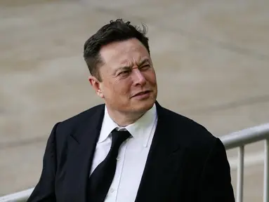 Elon Musk berjalan dari pusat peradilan di Wilmington, Delaware, Amerika Serikat, Senin (12/7/2021). CEO Tesla tersebut menjadi saksi pertama dalam persidangan terkait masalah akuisisi SolarCity. (AP Photo/Matt Rourke)