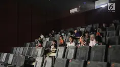 Anak-anak bersiap menyaksikan film di Indiskop atau Bioskop Rakyat di dalam Pasar Jaya Teluk Gong, Penjaringan, Jakarta Utara, Rabu (3/6/2019). Bioskop rakyat ini masih dalam tahap uji coba yang nantinya akan diresmikan pada tanggal 10 Juli 2019 mendatang. (Liputan6.com/Faizal Fanani)