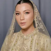 Lihat di sini detail makeup Haviza Devi Anjani di momen pengajian jelang menikah dengan Harris Vriza. [@havizadevianjani].