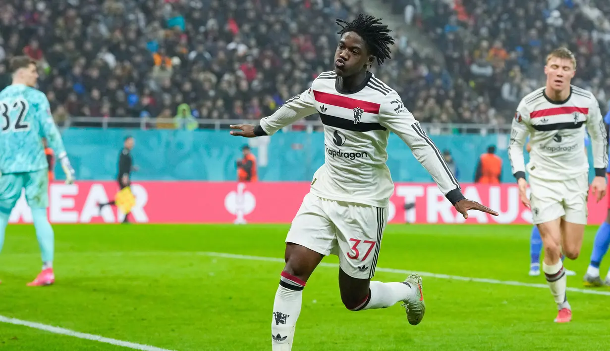 Kemudian, Mainoo sendiri mencatatkan namanya di papan skor. Tendangan placing yang ia lesatkan menyambut umpan Alejandro Garnacho membuat kiper lawan tak berkutik. (AP Photo/Andreea Alexandru)