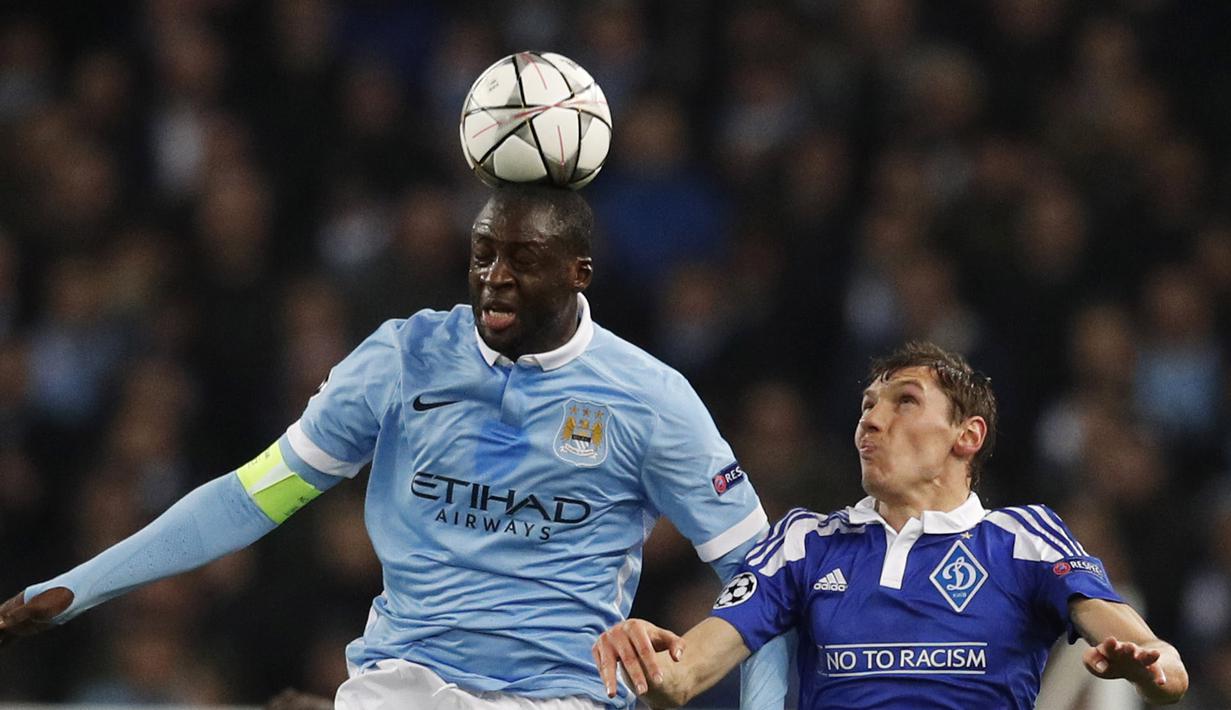 Pemain Manchester City, Yaya Toure (kiri), duel udara dengan pemain Dynamo Kiev pada leg kedua babak 16 besar Liga Champions di Stadion Etihad, Manchester, Rabu (16/3/2016) dini hari WIB. (Reuters/Phil Noble)