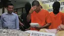 Salah satu tersangka diperlihatkan petugas saat Press Release di kantor Bareskrim Cawang, Jakarta, Selasa (7/3). Bareskrim berhasil mengungkap kasus peredaran narkotika yang melibatkan sekuriti bandara I Gusti Ngurah Rai Bali.  (Liputan6.com/Yoppy Renato)