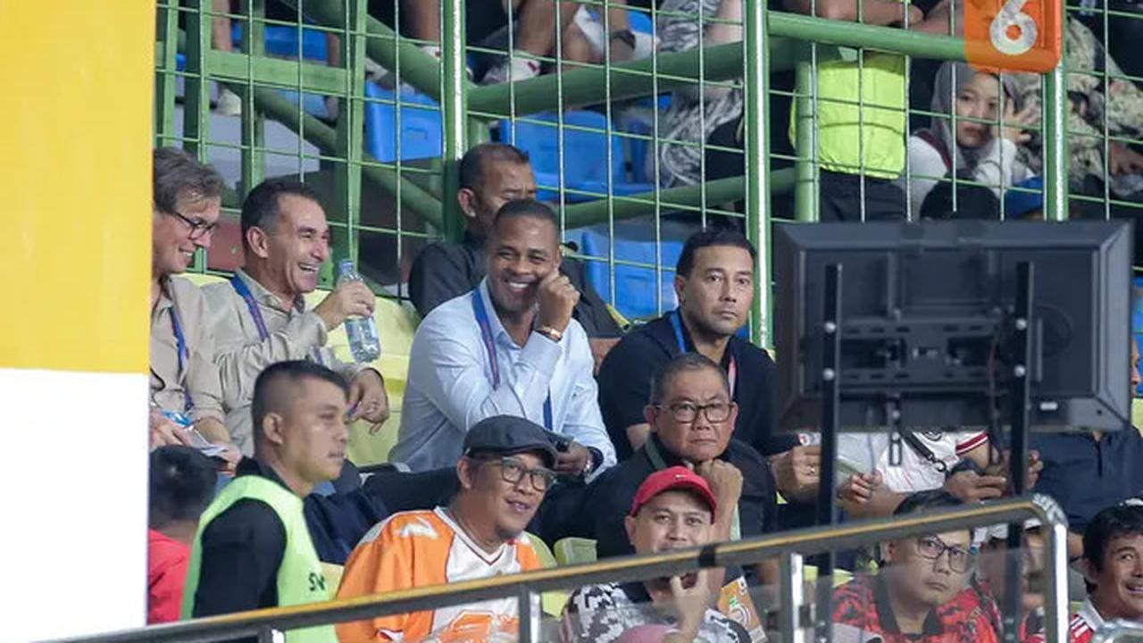 BRI Liga 1: Duduk Bersebelahan dengan Gading Marten, Patrick Kluivert Pantau Persita Vs Persik di Tangerang