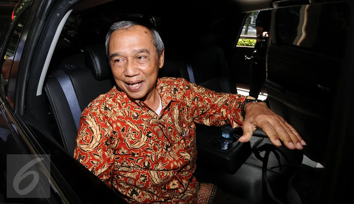Mantan Ketua KPK, Busyro Muqodas bersiap meninggalkan gedung KPK usai melakukan pertemuan dengan pimpinan KPK, Jakarta, Senin (30/1). Busyro diminta untuk menjadi panitia seleksi pemilihan penasihat KPK. (Liputan6.com/Helmi Fithriansyah)
