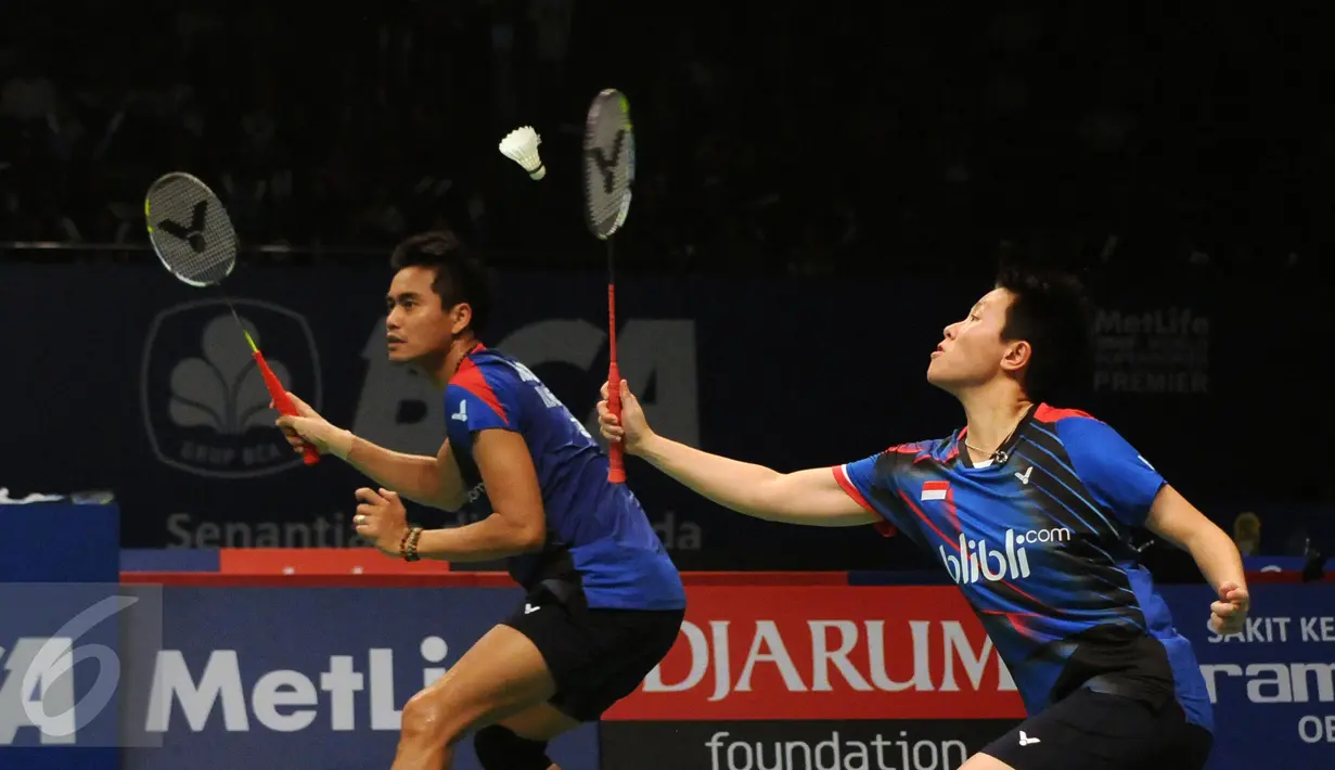 Pebulutangkis ganda campuran Indonesia, Tontowi Ahmad/Liliyana Natsir berusaha mengembalikan bola ke arah lawannya di BCA Indonesia Open 2016, Jakarta, Selasa (31/5/2106). Tontowi Ahmad/Liliyana Natsir menang 21-10, 21-6.(Liputan6.com/Helmi Fithriansyah)