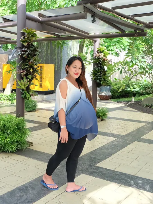 "Seperti lahiran normal ya. Kenapa jenny cesar ? Karena anak jenny sungsang dan dokter suruh cesar gak bisa normal, mohon doanya semua," lanjutnya. (Instagram/jennycortez_dj)