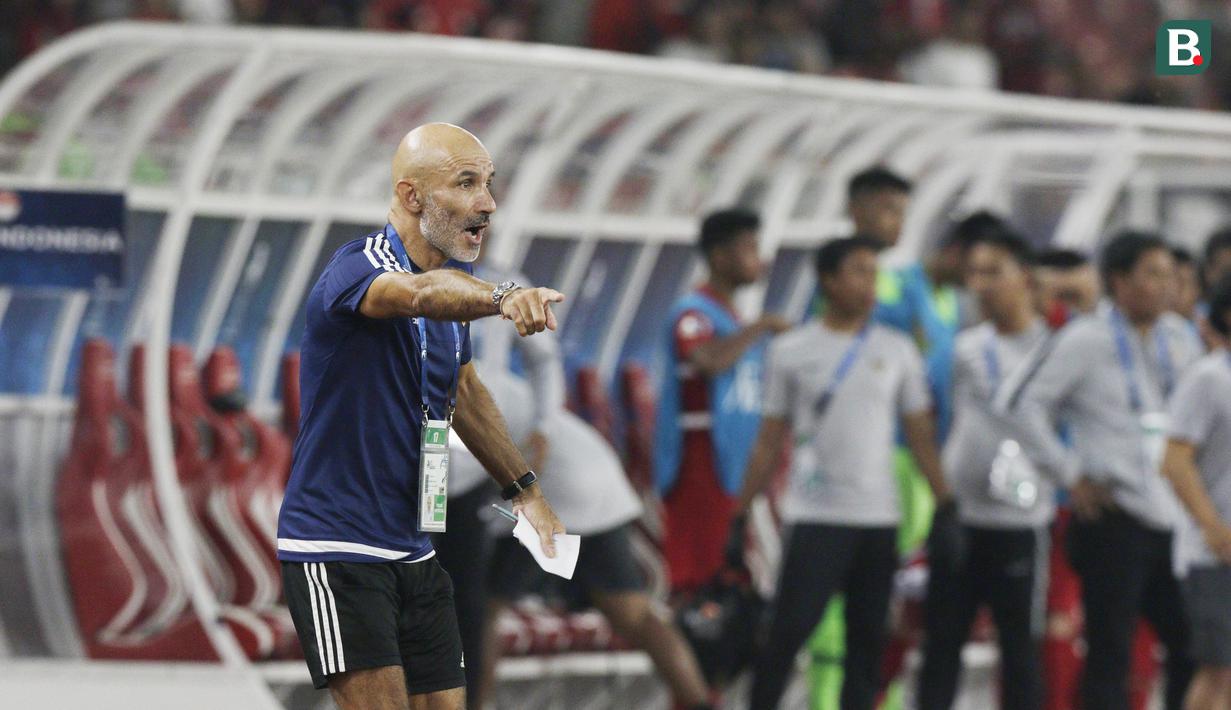 Pelatih Uni Emirat Arab (UEA), Ludovic Batelli, memberikan arahan kepada anak asuhnya saat melawan Indonesia pada laga AFC di SUGBK, Jakarta, Rabu (24/10/2018). Indonesia menang 1-0 atas UEA. (Bola.com/M Iqbal Ichsan)