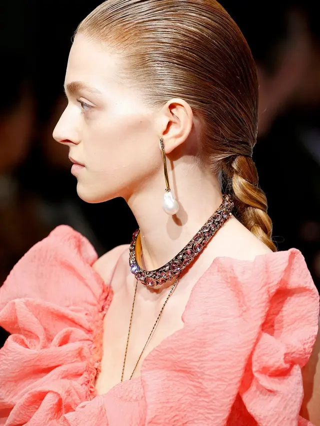 [Bintang] Tampil Modern Saat ke Kantor dengan Inspirasi Gaya Rambut dari Desainer Kenamaan