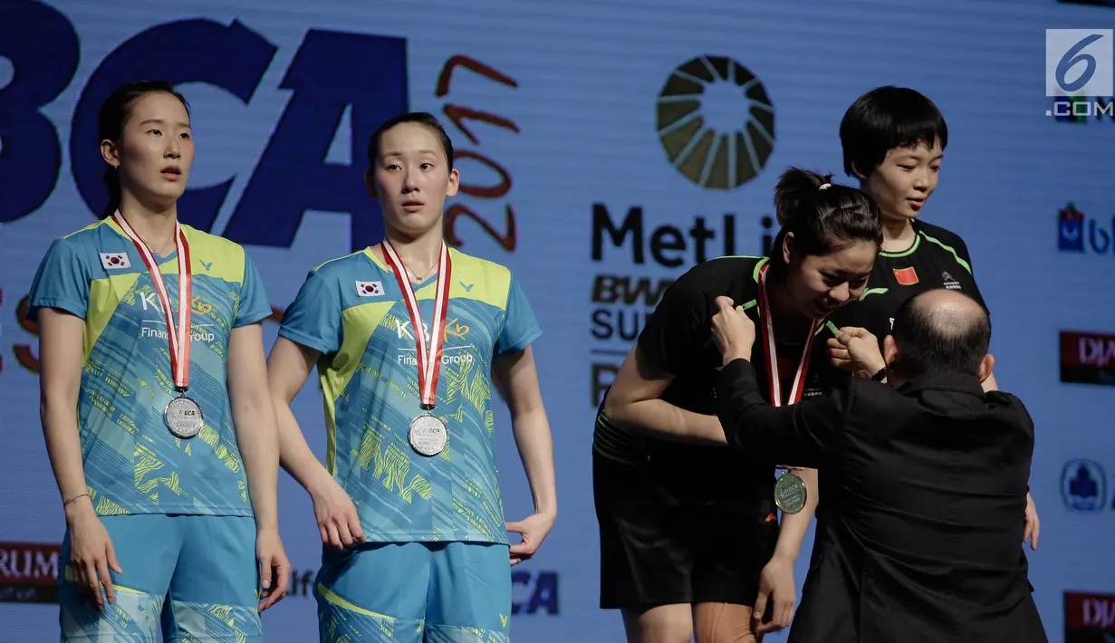Ganda putri China Jia Yifan dikalungi mendali usai memenangkan final kejuaraan BCA Indonesia Open 2017 melawan Ganda Putri Korea di Jakarta, Minggu (18/6). Chen Qingchen dan Jia Yifan menang dengan skor 21-19, 15-21, 21-10. (Liputan6.com/Faizal Fanani)