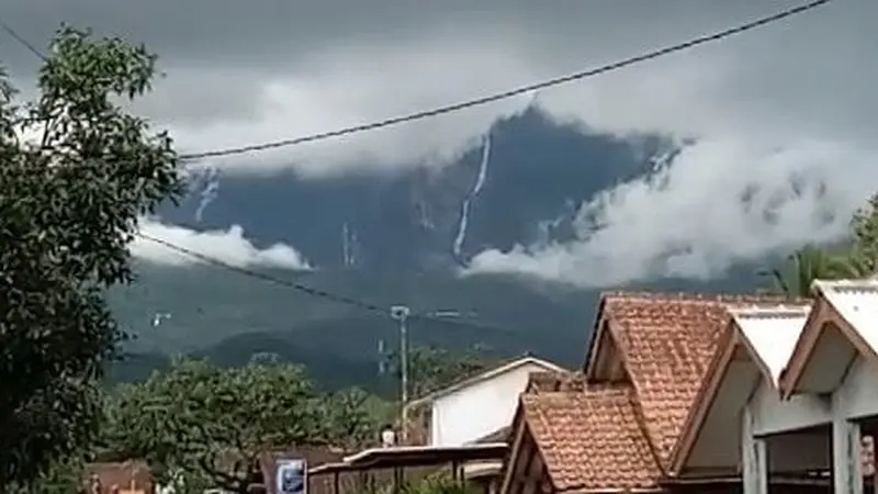 Aliran air terjun dari puncak gunung Galunggung (Arie Nugraha/Liputan6.com)