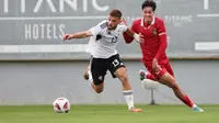 Penyerang Timnas Indonesia, Rafael Struick, berduel dengan pemain Libya dalam laga uji coba pertama kedua tim yang digelar di Titanic Mardan Stadium, Antalya, Turki, Selasa (2/1/2024) malam WIB. Timnas Indonesia kalah 0-4 dalam laga tersebut. (Bola.com/Dok. PSSI)