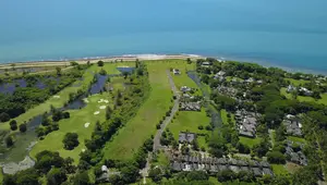 Liburan Akhir Tahun 2026, Berani Coba Skydiving di Tanjung Lesung?