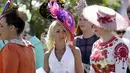 Seorang wanita berdandan "Housewife Style Era" tahun 50-an saat menghadiri perlombaan pacuan kuda Melbourne Cup di Flemington Racecourse di Melbourne ,Australia, (3/11/2015). Lomba pacuan kuda ini menjadi yang termahal di Australia. (REUTERS/Hamish Blair)