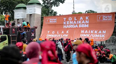 Massa yang tergabung dalam Partai Buruh berorasi saat menggelar aksi di depan Gedung DPR, Jakarta, Selasa (6/9/2022). Dalam aksi tersebut mereka menolak keputusan pemerintah menaikkan harga bahan bakar minyak (BBM) bersubsidi dan meminta pemerintah untuk meninjau ulang keputusan tersebut. (Liputan6.com/Faizal Fanani)