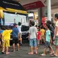 Saat ada bus AKAP (Antar Kota Antar Provinsi) yang datang, anak-anak menghampirinya dan meminta si sopir membunyikan klakson telolet. (Liputan6.com/Angga Yuniar)