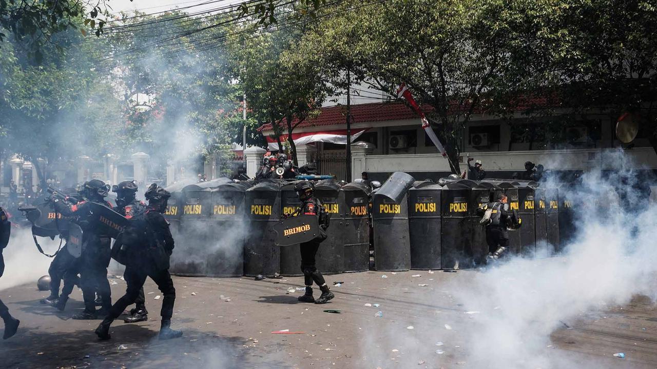 FOTO: Pati Bergejolak, 100 Ribu Massa Turun ke Jalan