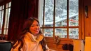Potret cantik Rebecca Klopper di Swiss. Di sebuah restoran, Rebecca berpose mengenakan puffer jacket berwarna putih. [Foto: Instagram/rklopperr]