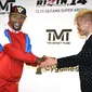 Juara dunia tinju di lima kelas berbeda, Floyd Mayweather Jr, akan menghadapi kickboxer Jepang, Tenshin Nasukawa, dalam sebuah pertarungan di malam Tahun Baru.  (Katsuya Miyagawa/Kyodo News via AP)