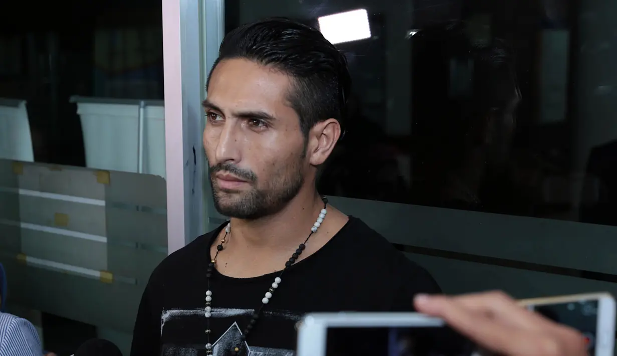 Selain sahabat dan keluarga yang datang menjenguk Julia Perez yang sedang kritis di Rumah Sakit Cipto Mangunkusumo, mantan suaminya, Gaston Castano juga terlihat hadir. (Deki Prayoga/Bintang.com)