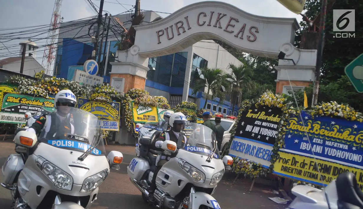 Voorijder mengiringi upacara persemayaman jenazah Ani Yudhoyono dari Puri Cikeas, Bogor, Jawa Barat, Minggu (2/6/2019). Ani Yudhoyono dimakamkan di samping pusara istri presiden ke-3 RI BJ Habibie, Ainun Habibie. (Liputan6.com/Immanuel Antonius)