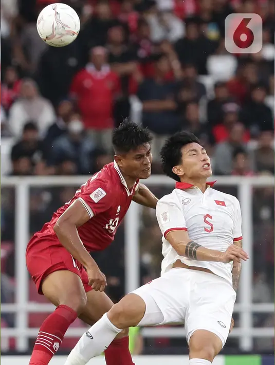 Pemain belakang timnas Indonesia, Fachruddin Wahyudi Aryanto (kiri) berebut bola dengan Doan Van Hau (Vietnam) pada laga kandang semifinal Piala AFF 2022 melawan Vietnam di Stadion Utama Gelora Bung Karno, Jakarta, Jumat (6/1/2023). Indonesia akan melakoni laga tandang semifinal Piala AFF 2022 melawan Vietnam pada Senin (9/1). (Liputan6.com/Helmi Fithriansyah)