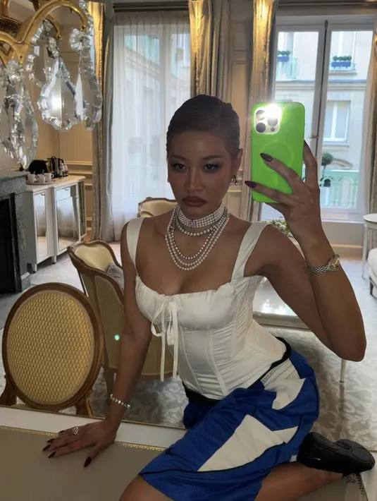 Dengan gaya mikmaid, ia tampil begitu statement. Aksen kalung mutiara menambah kesan yang begitu unik. [Foto: Instagram/ Yoon Ambush]